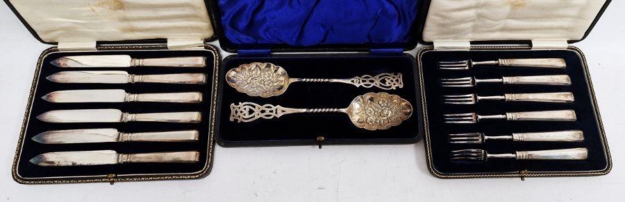 Pair of late Victorian silver berry spoons, Birmingham 1900, O&S, in fitted case, a set of six cased - Image 2 of 5
