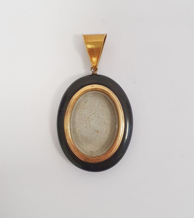 Victorian oval pietra dura mourning pendant with gold-coloured mounts, 5cm x 4cm - Image 2 of 2