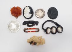 Assorted Victorian brooches to include cameo brooches, etc