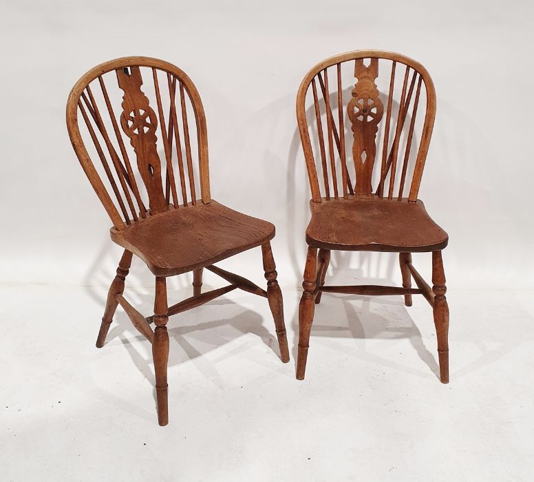 Two elm-seated wheelback chairs on turned front legs (2)