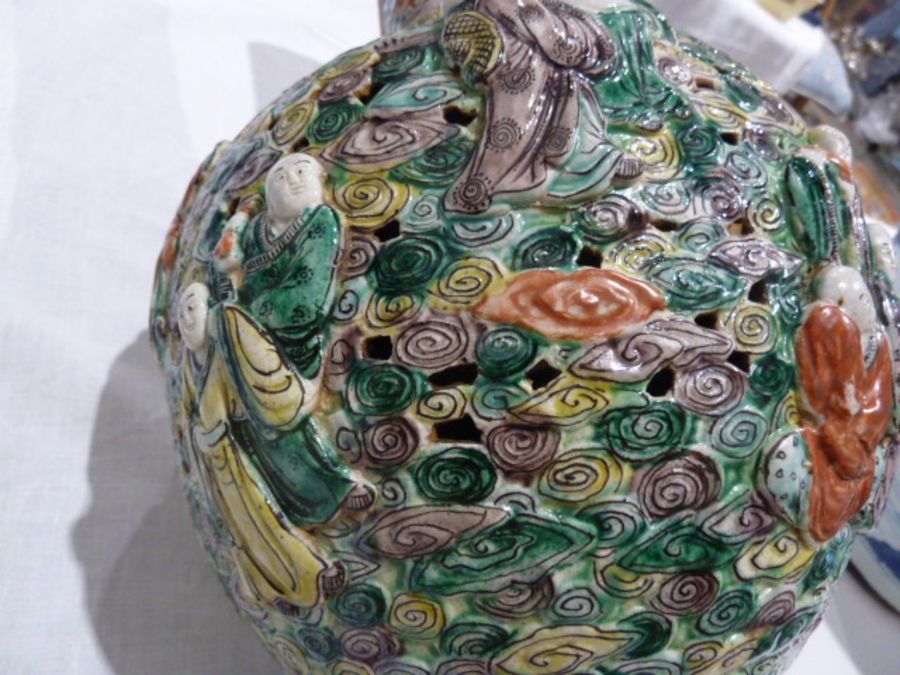 Chinese famille verte vase, the reticulated vase with openwork stylized clouds with immortal - Image 7 of 8