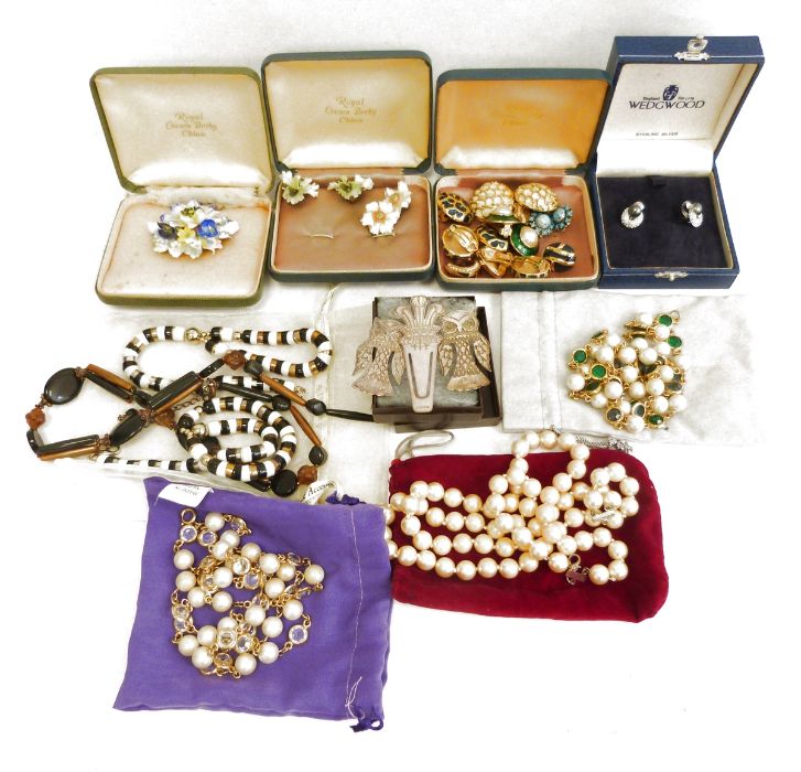 Assorted costume jewellery to include yellow metal chain, brooches, necklaces, bangles, etc (2 box) - Image 2 of 3