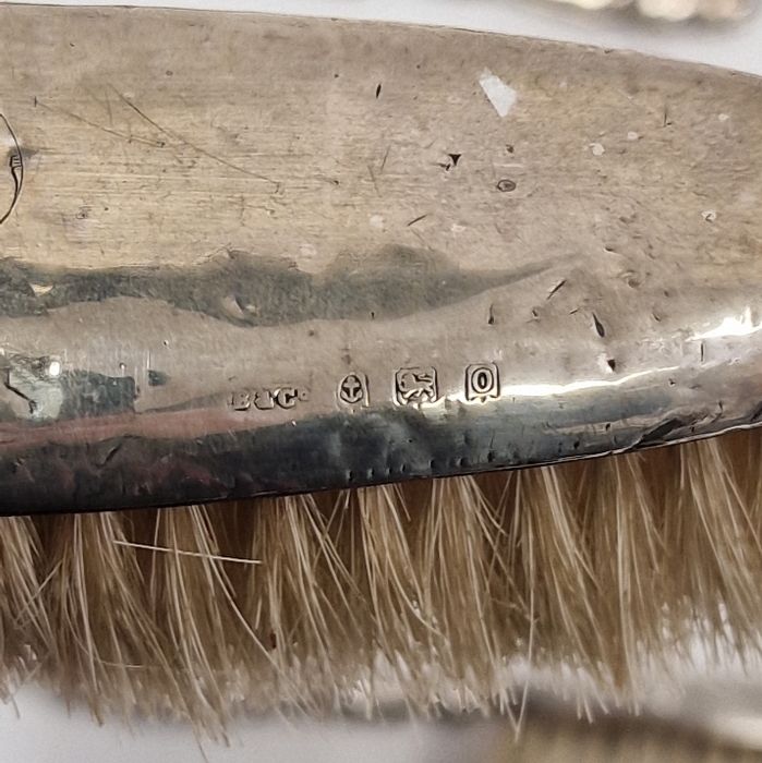 Silver-backed dressing table items to include brushes, a steel shoe horn, a silver-handled shoe horn - Image 5 of 6