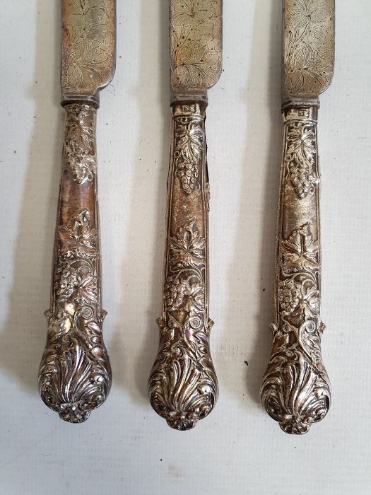 Set of five silver-handled fruit knives and forks with embossed berry on vine decoration to the - Image 6 of 27