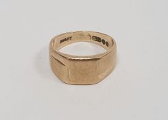9ct gold lady's signet ring, 3.6g