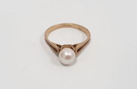9ct yellow gold ring set with cultured pearl, 1.25ct