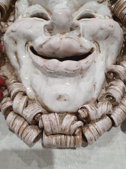 Perseo pottery Bachanalian wall mask with smiling face and fruiting vine, 42cm high x 44cm wide - Image 9 of 19