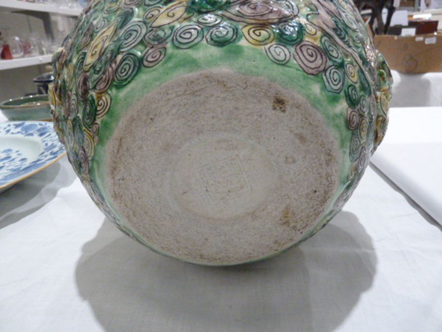 Chinese famille verte vase, the reticulated vase with openwork stylized clouds with immortal - Image 6 of 8