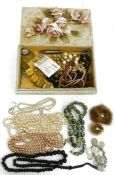 Costume jewellery to include necklaces, etc (1 box)