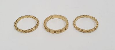 Set of three 18k gold wedding rings, 10.7g