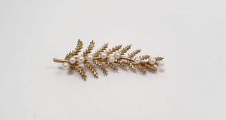 9ct gold brooch set with seedpearls
