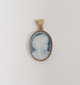 9ct yellow gold pendant set with blue and white cameo bust