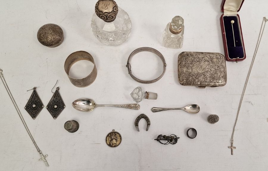 Assorted miscellanous silver and white metal wares to include napkin ring, caps, teaspoons, - Image 2 of 11