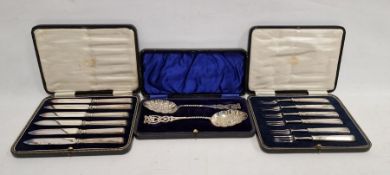 Pair of late Victorian silver berry spoons, Birmingham 1900, O&S, in fitted case, a set of six cased