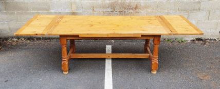 20th century pine extending table, the rectangular top with cleated end supports, pull-out