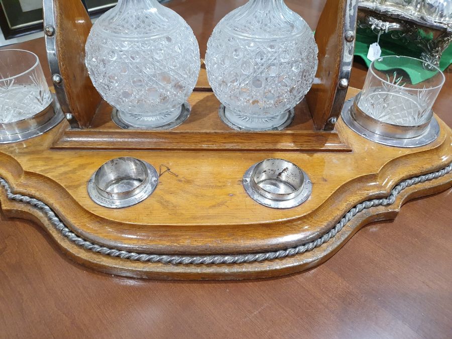 Edwardian oak tantalus, EPNS mounted, with shaped base, two glass decanters and glasses (no key) - Image 19 of 26
