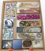 Assorted costume jewellery to include necklaces, etc (1 tray)