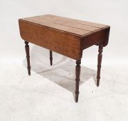 Oak Pembroke table on turned supports, 69cm x 89cm x 43cm unextended
