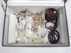 Collection of 11 various black, white, pink and purple-coloured cultured pearl necklaces (11)