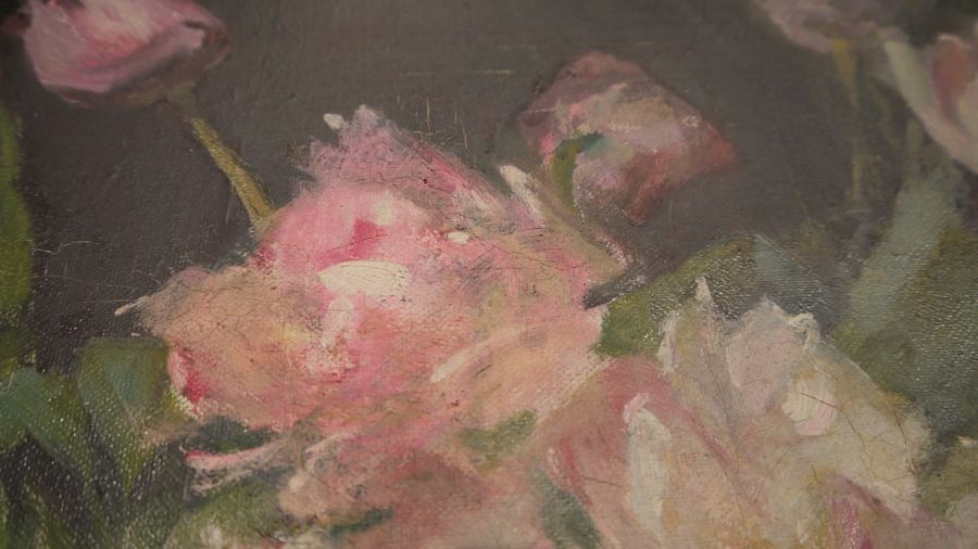 20th century school  Oil on canvas Still life study of roses and tulips, unsigned, 39cm x 49cm - Bild 5 aus 6