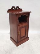 Edwardian-style mahogany pot cupboard, the scrolling acanthus leaf decoration and open recess