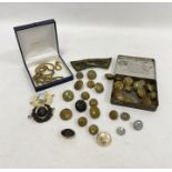 Quantity of military buttons and badges, a Royal Marine Commando cloth badge and a costume ropetwist