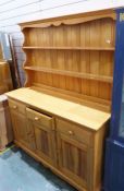 Modern pine dresser, the ogee moulded cornice above plate shelves, on base of three drawers and