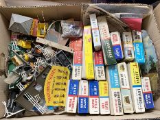 Collection of Airfix HO & 00 gauge railway models to include, Series 1 Cattle Wagon, Series 2 Lowmac