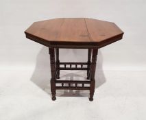 Late Victorian walnut occasional table, octagonal, on turned supports, 71cm x 83.5cm x 83.5cm
