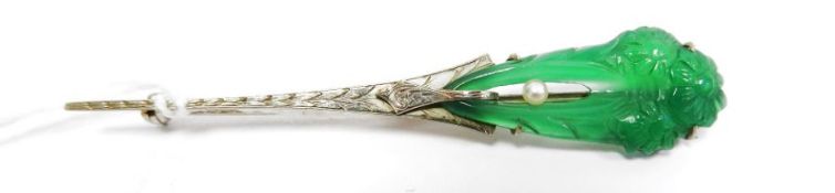 9ct white gold and carved jade bar brooch in Art Deco style, with jade flowerhead terminal centred