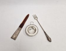 Silver circular tea strainer, a white metal-handled and plastic bladed page turner and a toasting