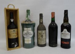 Five bottles of vintage and other port including a bottle of 1986 Quinta do Panascal Vintage Port,