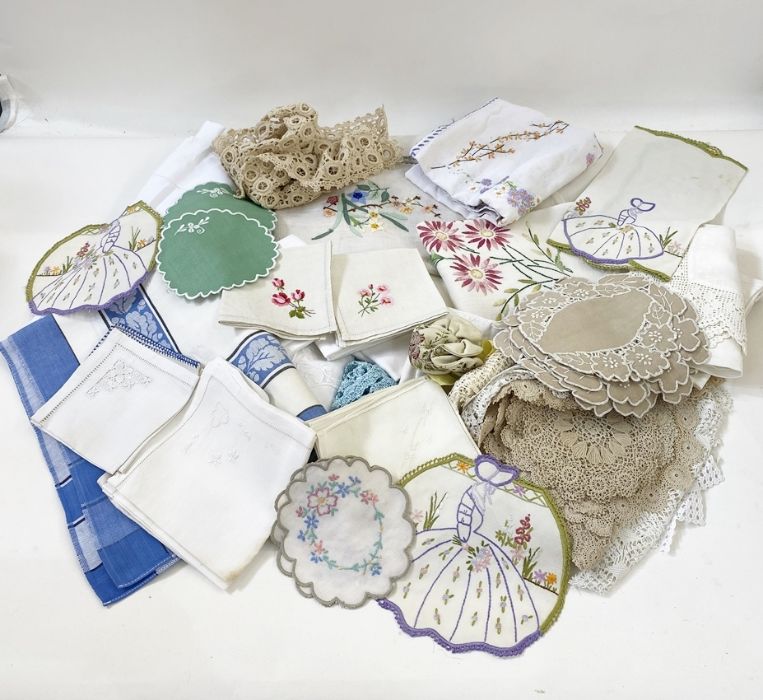 Large quantity of table linen, to include embroidered, damask, crochet bordered, handtowels, - Image 2 of 2