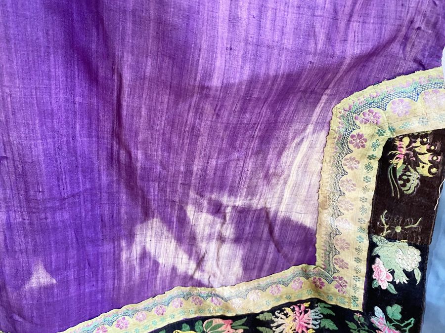 Antique Chinese robe in purple with a turquoise lining and dark green band, deep sleeves with - Bild 4 aus 5