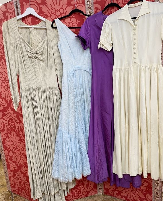 Seven various 1950's satin evening dresses to include a cream ground printed with lilacs, - Bild 5 aus 10