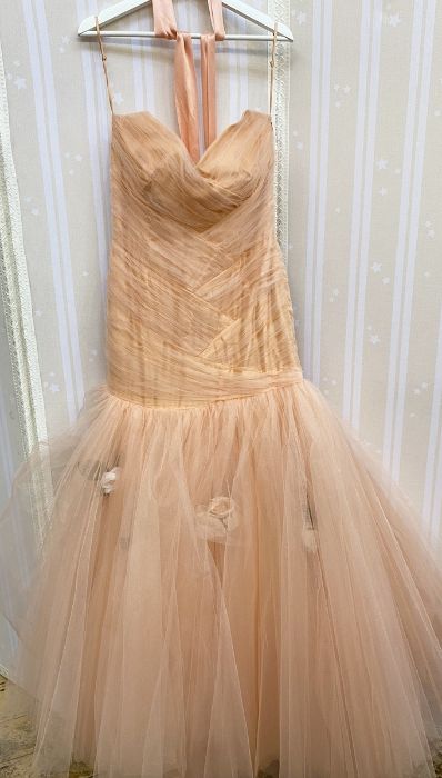 Extravagant apricot net nylon 'Prom' dress and a equally extravagant orange prom-style dress, with a - Bild 2 aus 5