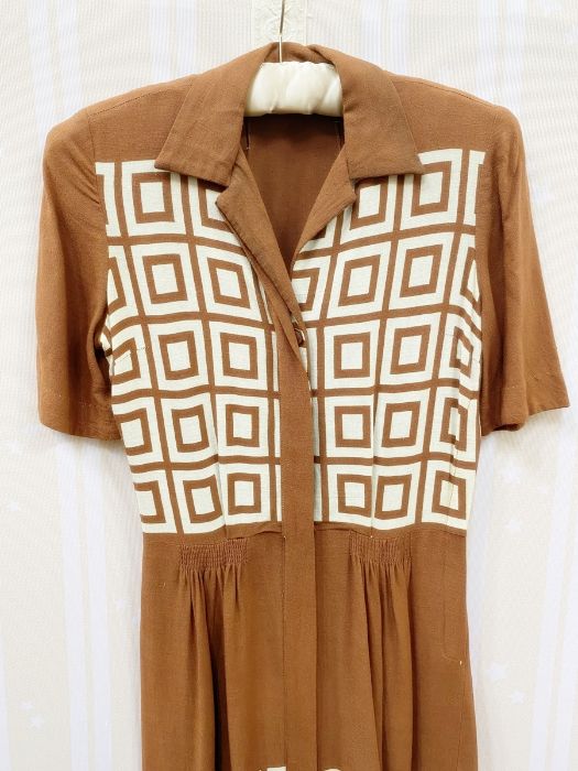 1940's cotton day dress in brown and cream with geometric pattern, shirt collar, short sleeves, hook - Bild 2 aus 2