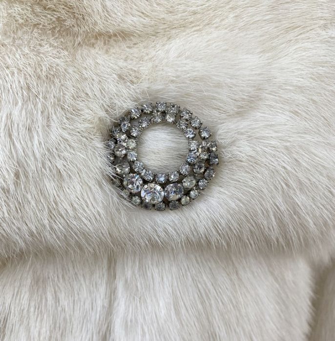 White mink short evening jacket with diamante brooch attached, three-quarter length bell sleeves - Bild 2 aus 3