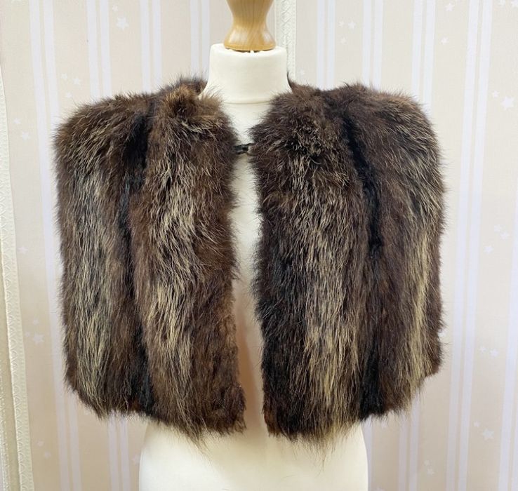 Vintage fox cape and a Canadian squirrel cape with sable/mink collar and edges (2) - Bild 2 aus 3