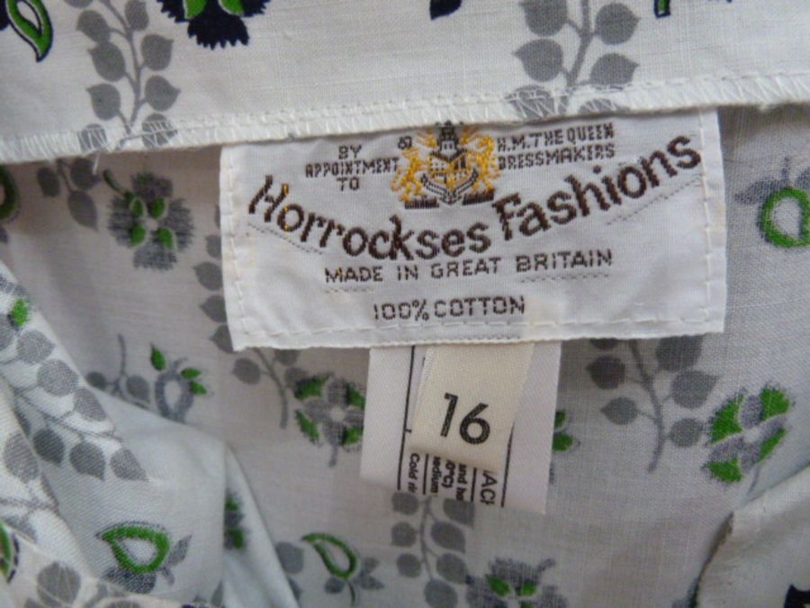 1960's Horrocks cotton sundress with black button detail to the bodice, shoulder straps, with - Bild 2 aus 3