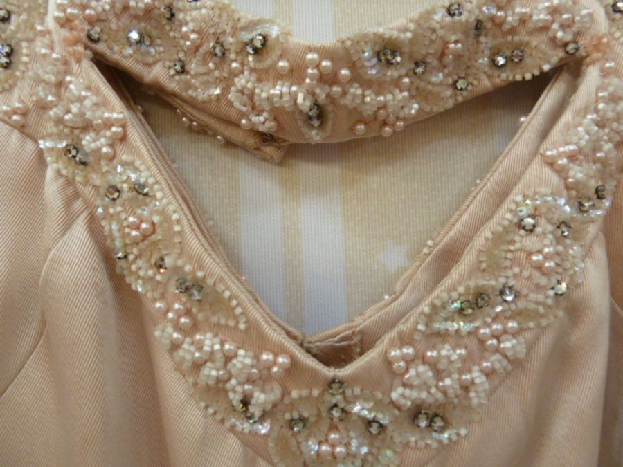 Full-length beaded evening dress labelled 'Ma Cherie, Haute Couture Model' in pale pink chiffon, - Bild 3 aus 7