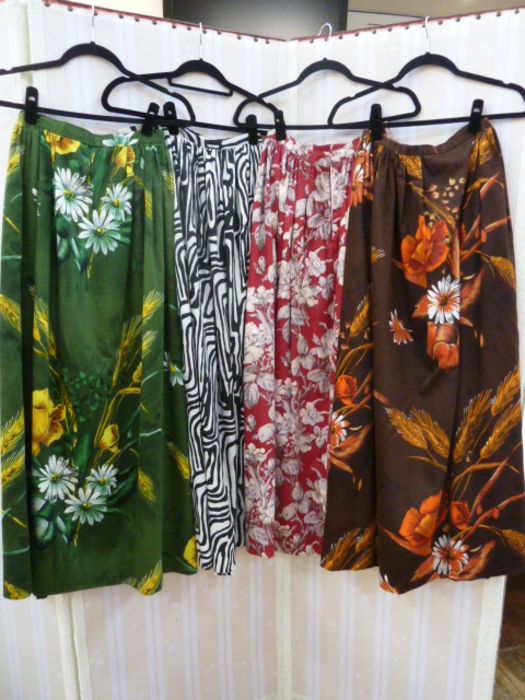 Flory Miami full-length skirts, all 24", a green and gold lame flowered full skirt, a green and gold - Bild 2 aus 3