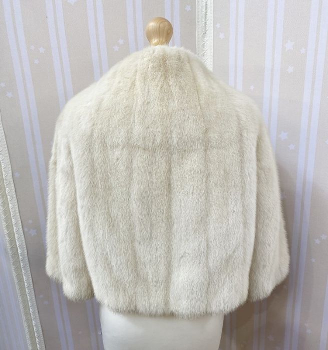 White mink short evening jacket with diamante brooch attached, three-quarter length bell sleeves - Bild 3 aus 3