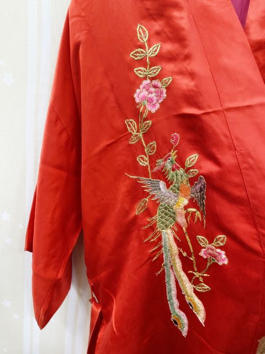 Chinese-style satin dressing gown embroidered with dragons and exotic bird with sash belt - Bild 2 aus 4