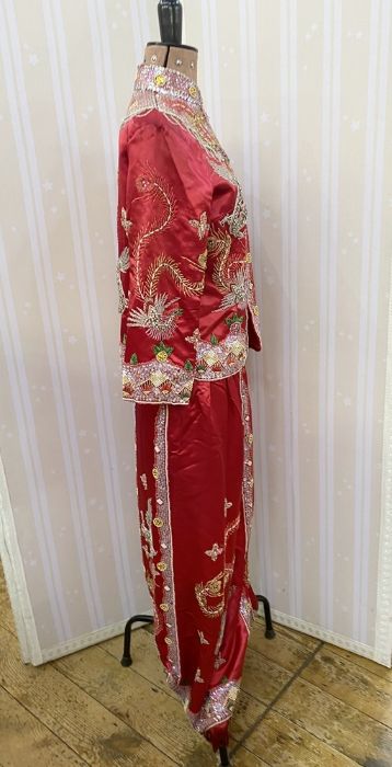 Modern Oriental style embroidered red satin full-length skirt and jacket, heavily embroidered with - Bild 4 aus 8