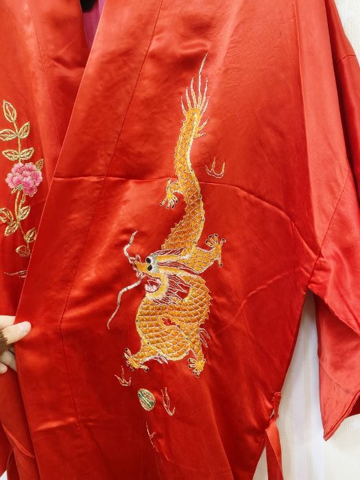 Chinese-style satin dressing gown embroidered with dragons and exotic bird with sash belt - Bild 4 aus 4