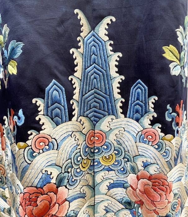 Chinese silk embroidered coat with metal fastening, turquoise lining, embroidered chrysanthemums - Bild 4 aus 12