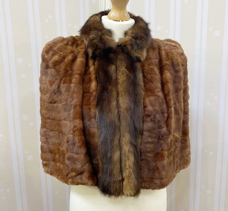 Vintage fox cape and a Canadian squirrel cape with sable/mink collar and edges (2) - Bild 3 aus 3