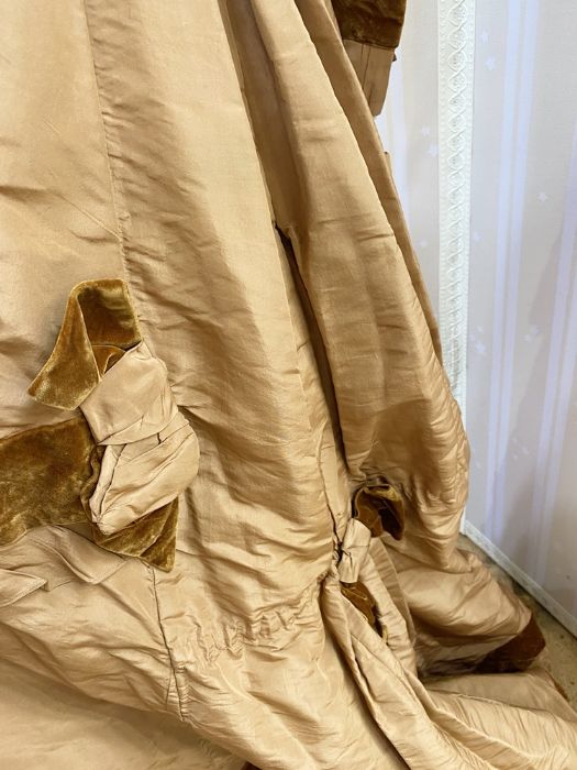 Victorian tan-coloured satin walking dress with brown velvet detail, caramel-coloured buttons, the - Image 4 of 7
