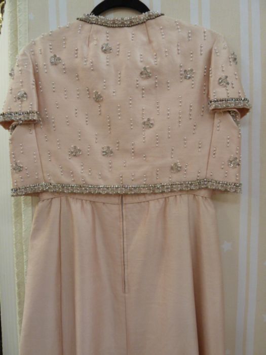 Full-length beaded evening dress labelled 'Ma Cherie, Haute Couture Model' in pale pink chiffon, - Bild 7 aus 7